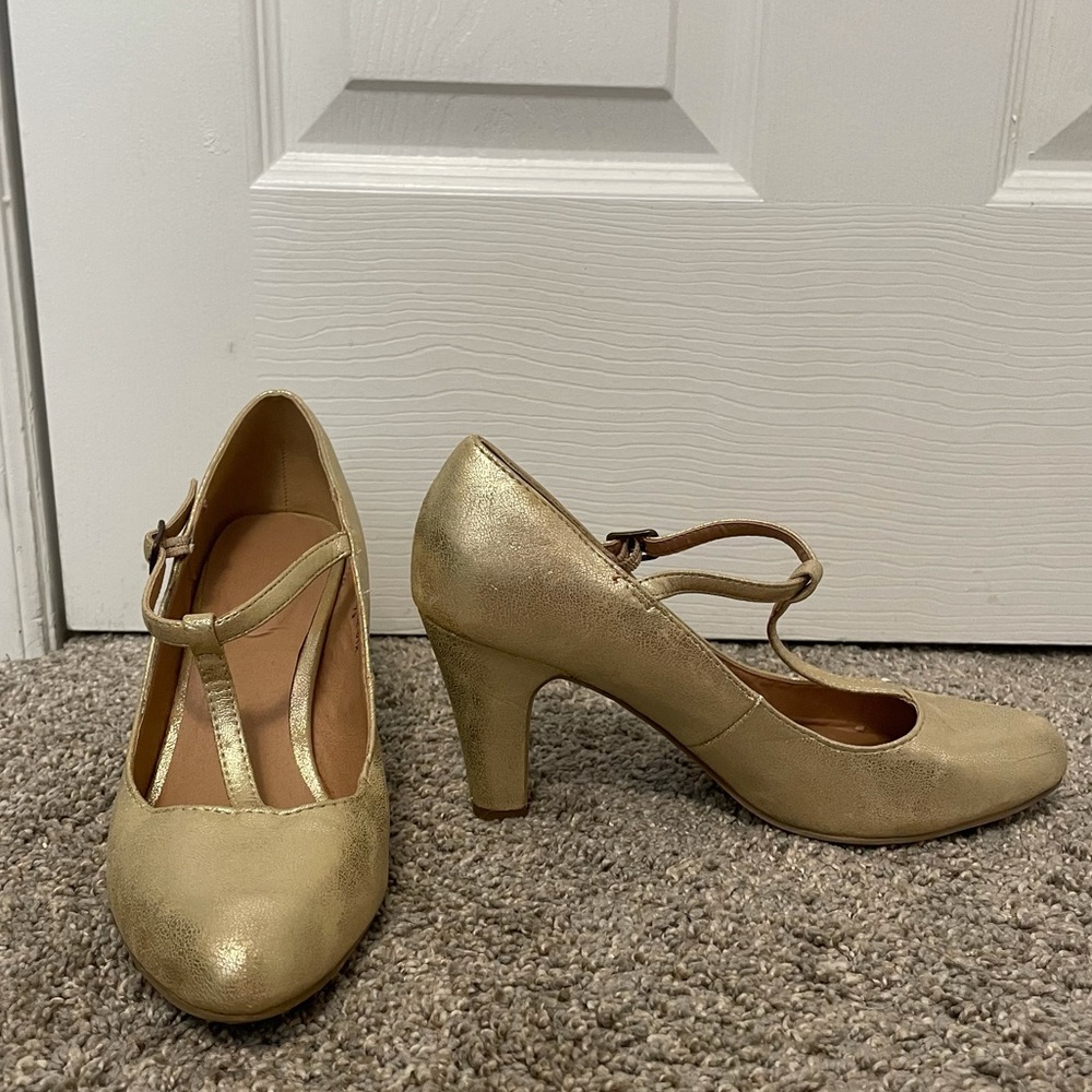 ModCloth Gold T-strap Heels - Picture 2 of 6